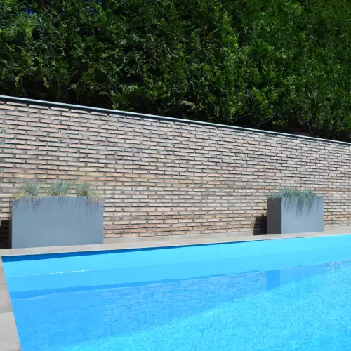 Szare donice Longerino na basenie