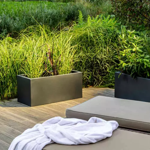 Donice Long 90 w kolorze antracytowym na tarasie