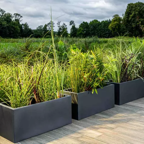 Donice Long 90 w kolorze antracytowym na tarasie