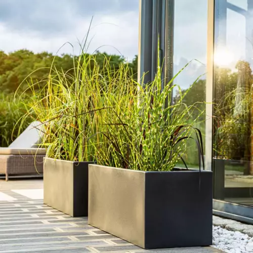 Donice Long 90 w kolorze antracytowym na tarasie