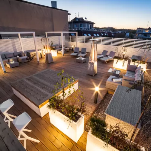 Podświetlane donice Lungo Grande na tarasie