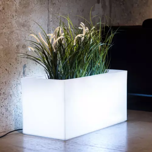 Podświetlana donica LUNGO w nowoczesnym wnętrzu