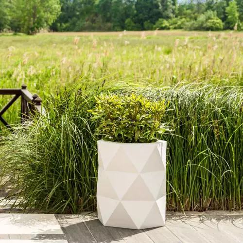 Donica MODENA w białym kolorze na tarasie