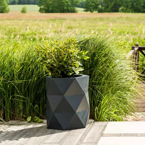 Donica MODENA w czarnym kolorze na tarasie