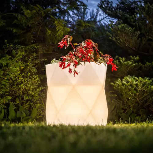 Podświetlana donica MODENA w ogrodzie