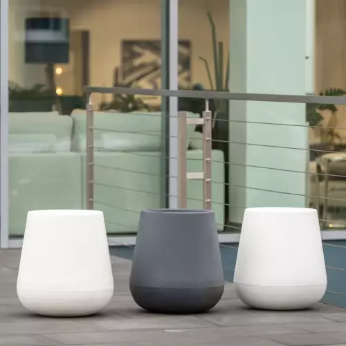 Donica LAGO w kolorze białym wraz z donicą LAGO w innym odcieniu