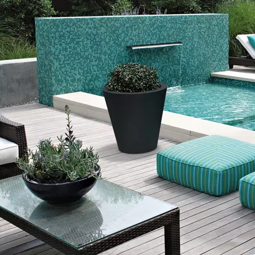 Antracytowa donica OVO na tarasie