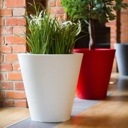 Biała i czerwona donica OVO