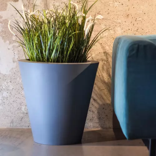 Szara donica OVO w domu na tle ściany