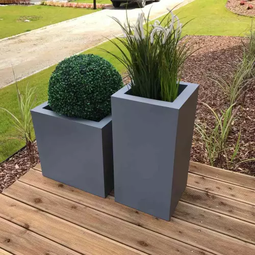 Donica PIXEL POT M w zestawieniu z wysoką szara donica o przekroju kwadratowym