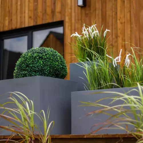Szara donica PIXEL POT M w zestawieniu z wyższymi donicami