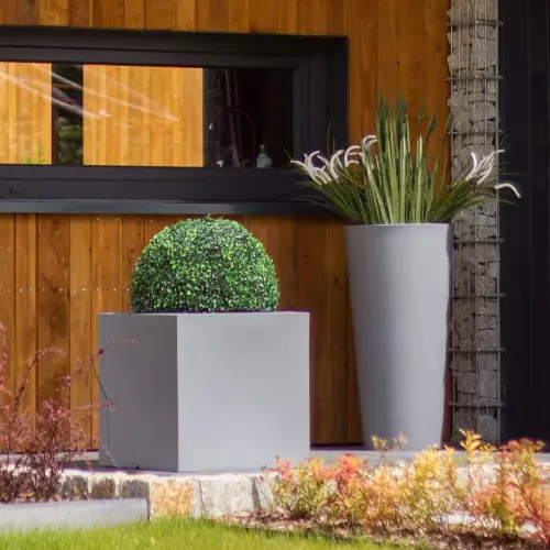 Donica PIXEL POT M w zestawieniu z wysoka okrągłą donicą