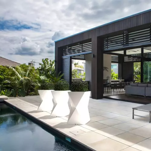 Donice VALENCIA w kolorze białym na tarasie