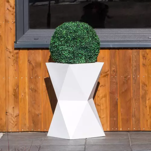 Biała donica VALENCIA przed domem