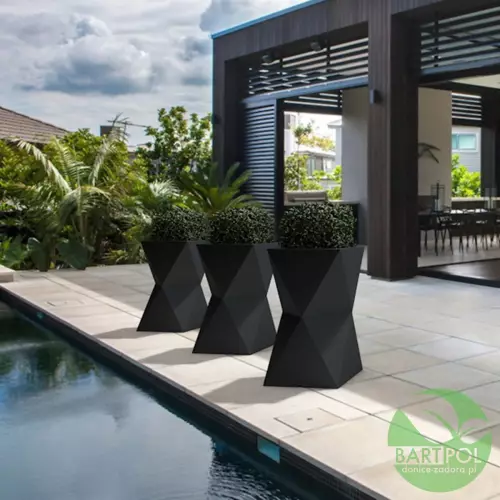 Donice VALENCIA w kolorze czarnym na tarasie