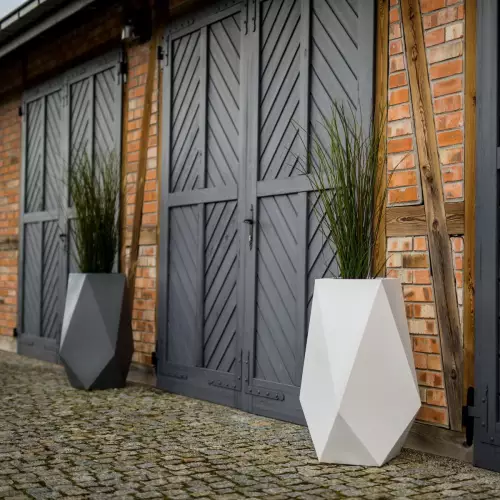 Ozdobne trawy w donicach VOLCANO