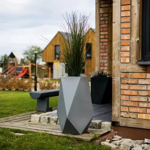 Donica Volcano w kolorze szarym z trawą ozdobną