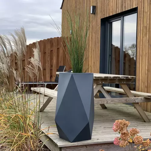 Szara donica VOLCANO 80 na tarasie