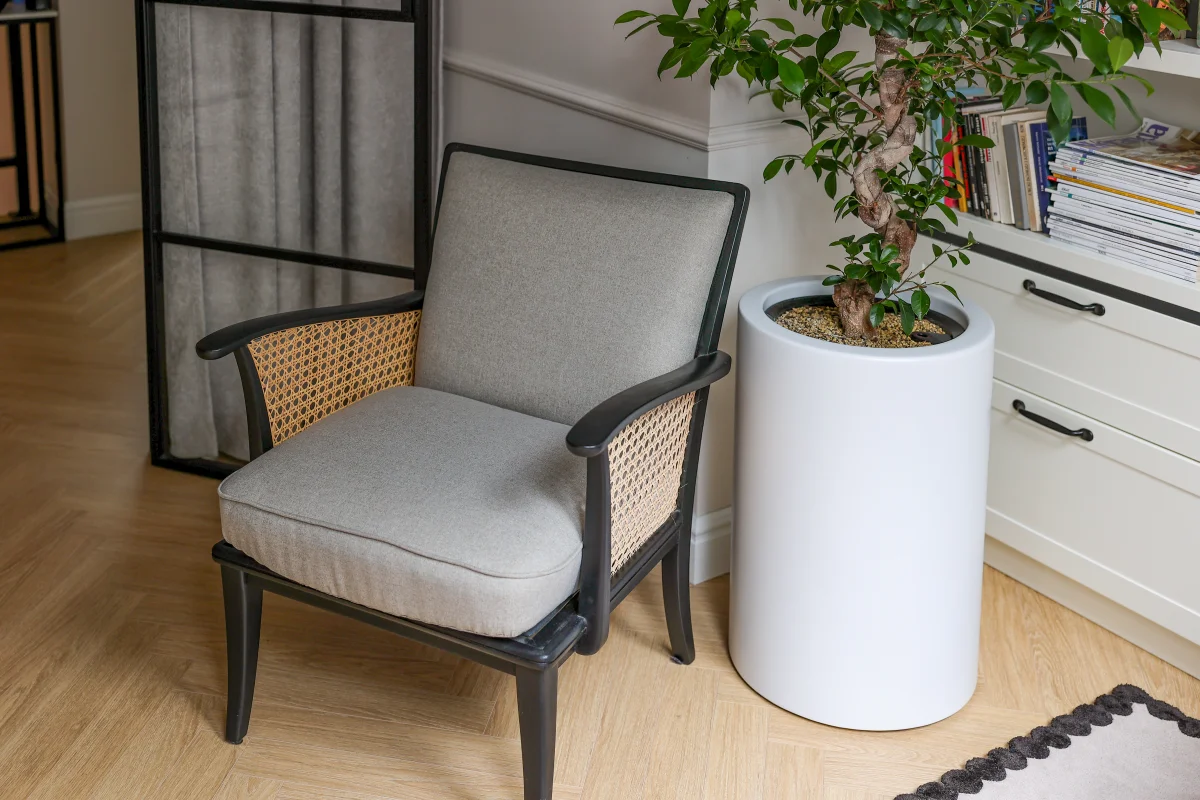 biała okrągła donica 60 cm do salonu