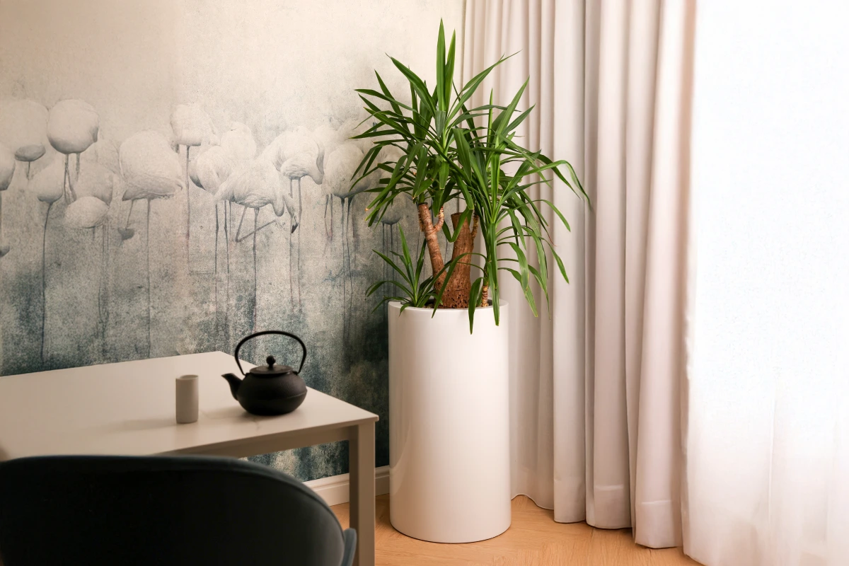 wysoka 90 cm okrągła biała donica do salonu