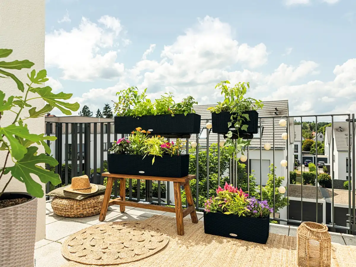 czarne doniczki na balkon z nawadnianiem