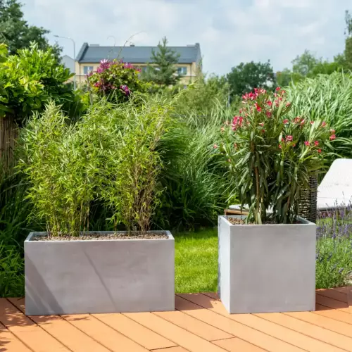 Donice D834 (80x35x40 cm) i D92C (48x48x48 cm) w kolorze szary beton