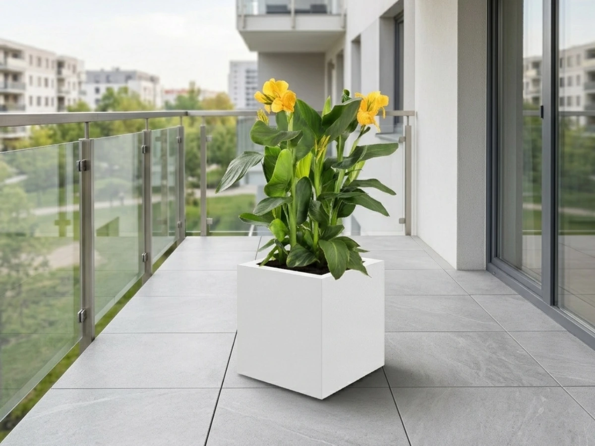 biała kwadratowa doniczka na taras 40x40x40 cm