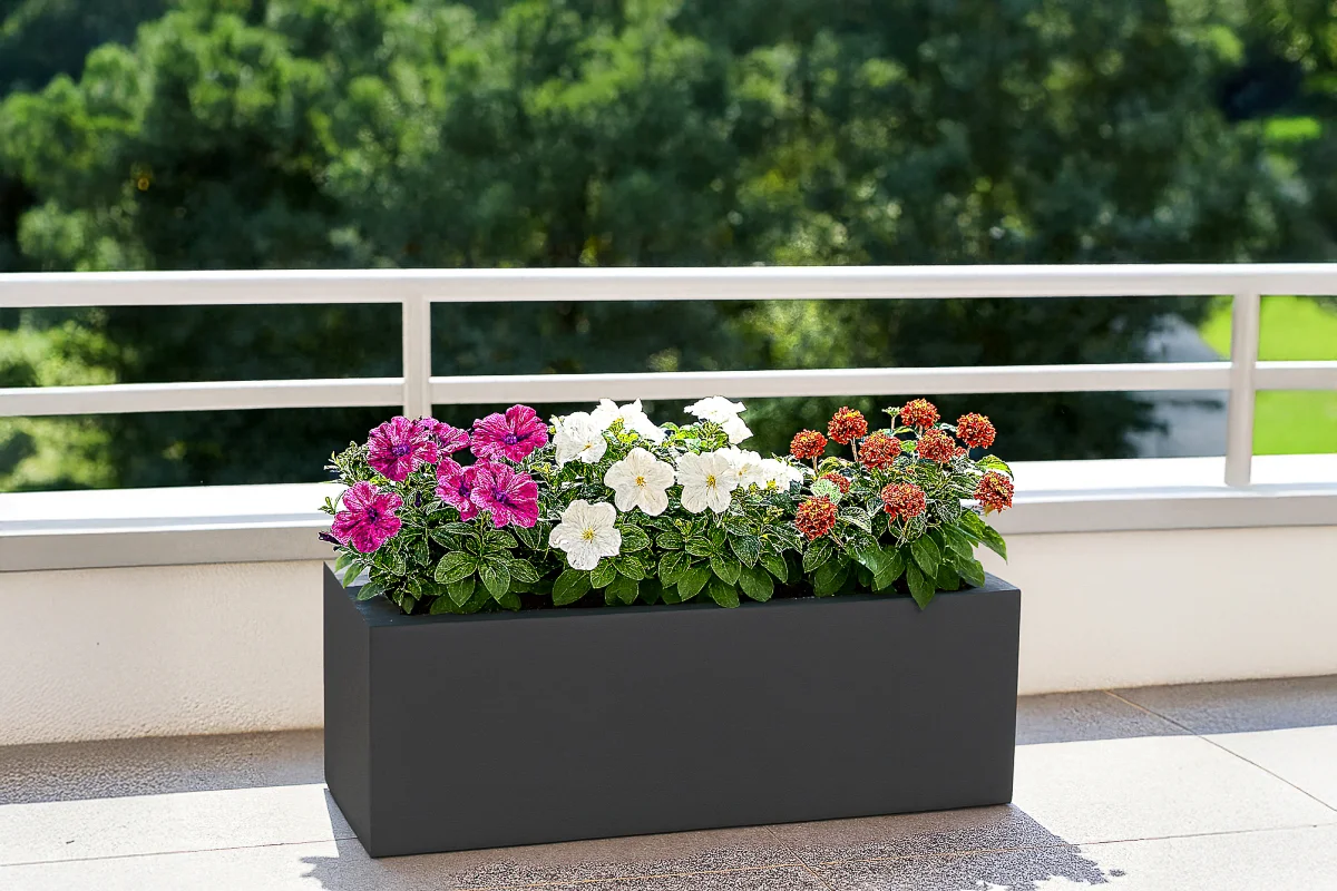 antracytowa donica na balkon