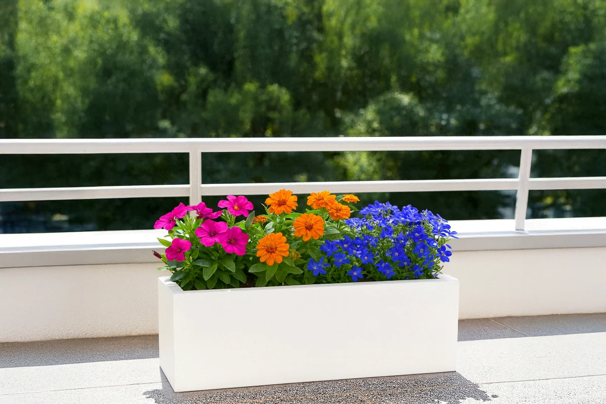 Biala doniczka na balkon 75 cm