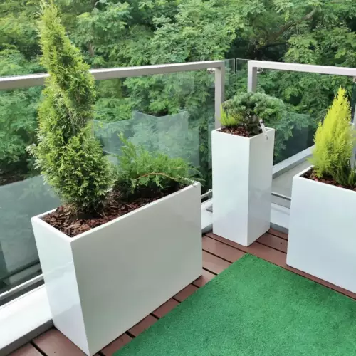 Donica D272L biały połysk z iglakami na balkonie