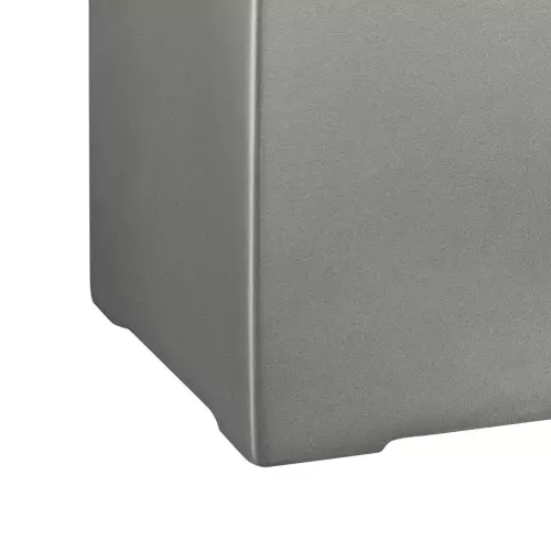 Charakterystyczne nóżki szarej donicy D972B