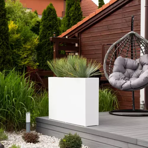 Biała donica D972G na tarasie