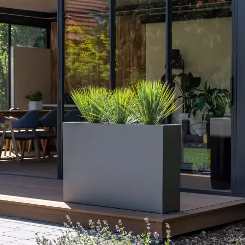 Szara donica ZADORA Premium D972G z jukami rostrata na tarasie