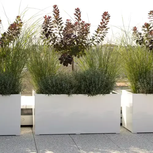 Donica D913D w kolorze biały mat na tarasie