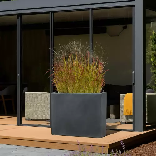 Donica D272A w kolorze grafitowy beton na tarasie
