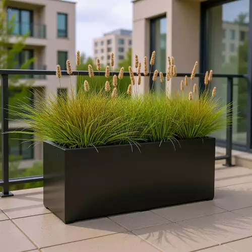 Czarna matowa donica D913B na tarasie