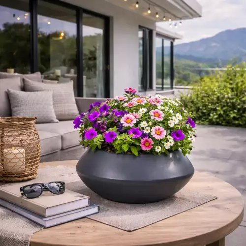 Doniczka PAUNCH 17 w kolorze antracyt mat na tarasie