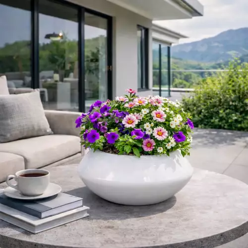 Doniczka PAUNCH 17 w kolorze biały mat na tarasie