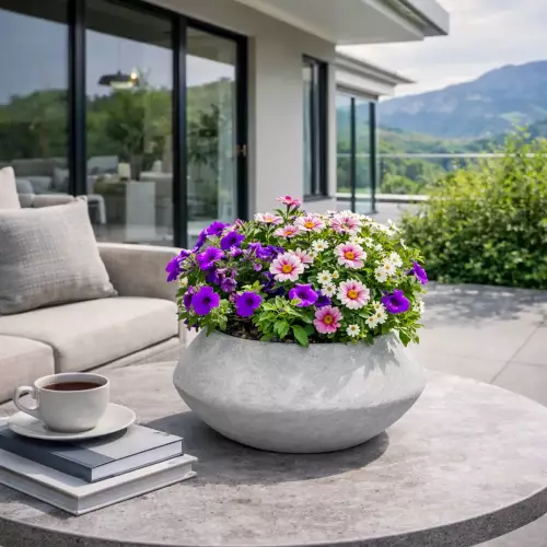 Doniczka PAUNCH 17 w kolorze szary beton na tarasie