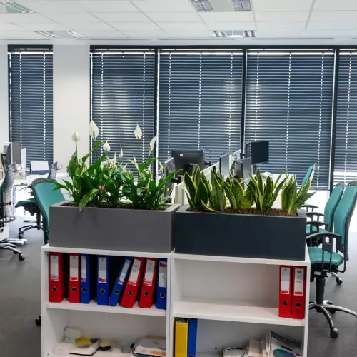 Szara i antracytowa donica Office Pot w biurze