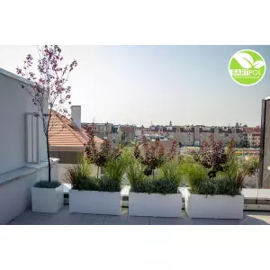 Donica D913D w kolorze biały połysk z trawami na tarasie