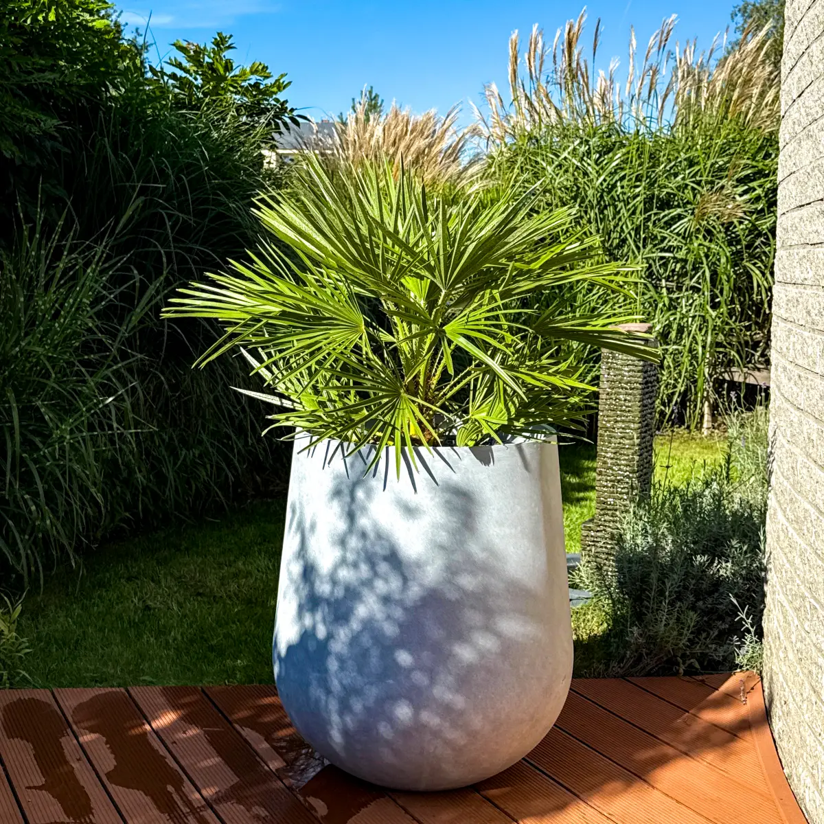 Industrialny styl bez ograniczeń. Lekkie donice w kolorze betonu architektonicznego.